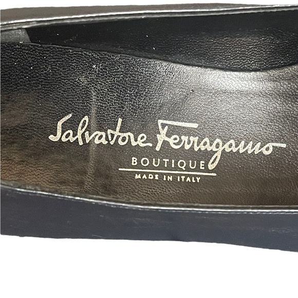 Salvatore Ferragamo Boutique
navy blue leather pumps 1.5 in.
heel. Women's 7.5 B - Picture 11 of 16